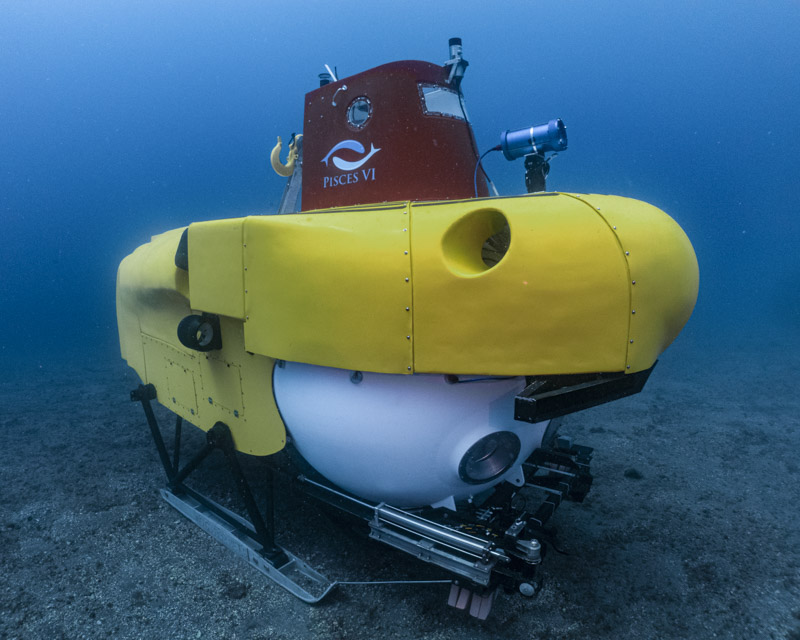 submarine-front-underwater